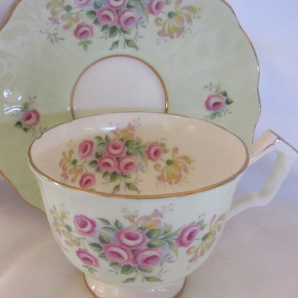 Aynsley Teacup and Saucer Romantic Roses on Soft Green, Crocus Shape, Gilt I253 - Picture 6 of 10